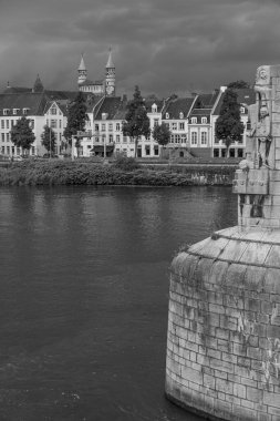 Maastricht şehri Hollanda 'daki Maas Nehri' nde.