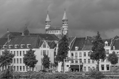 Maastricht şehri Hollanda 'daki Maas Nehri' nde.