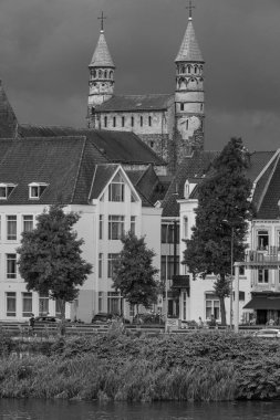 Maastricht şehri Hollanda 'daki Maas Nehri' nde.