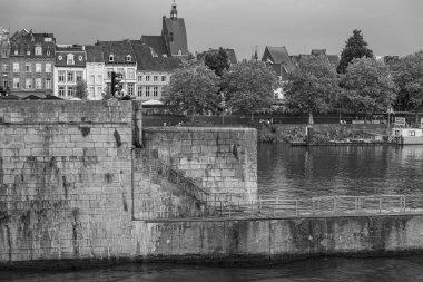 Maastricht şehri Hollanda 'daki Maas Nehri' nde.