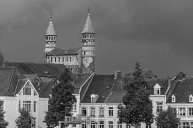 Maastricht şehri Hollanda 'daki Maas Nehri' nde.