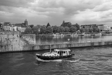 Maastricht şehri Hollanda 'daki Maas Nehri' nde.