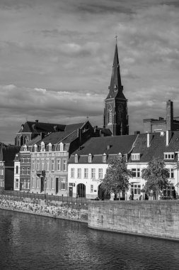 Maastricht şehri Hollanda 'daki Maas Nehri' nde.