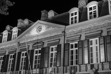 Maastricht şehri Hollanda 'daki Maas Nehri' nde.