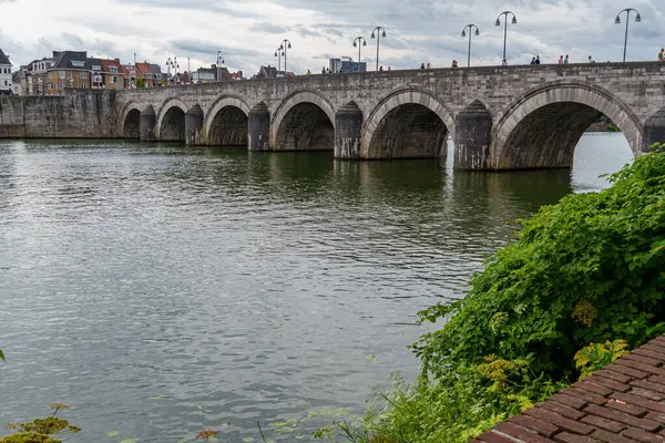 Maastricht şehri Hollanda 'daki Maas Nehri' nde.