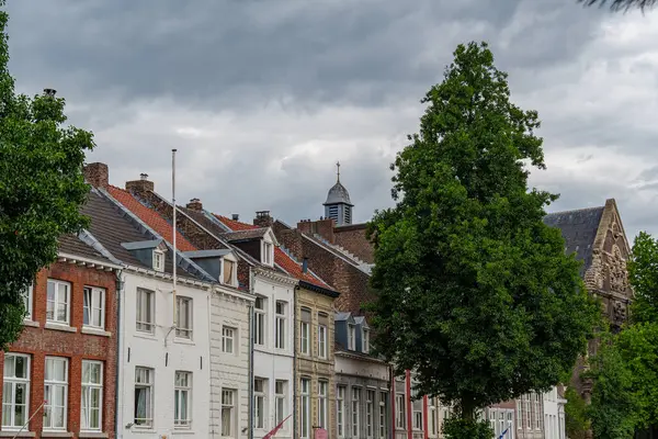 Maastricht şehri Hollanda 'daki Maas Nehri' nde.