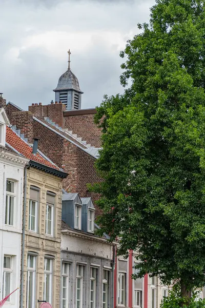 Maastricht şehri Hollanda 'daki Maas Nehri' nde.