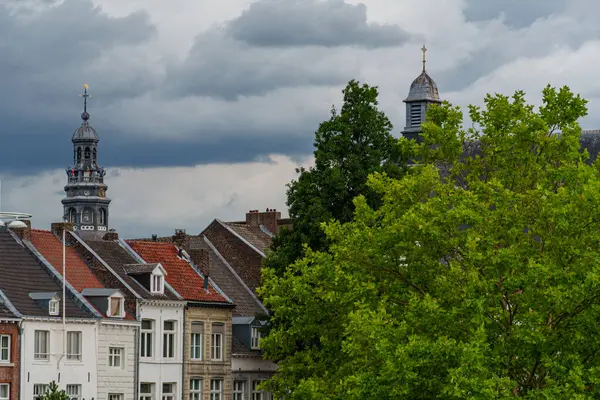 Maastricht şehri Hollanda 'daki Maas Nehri' nde.