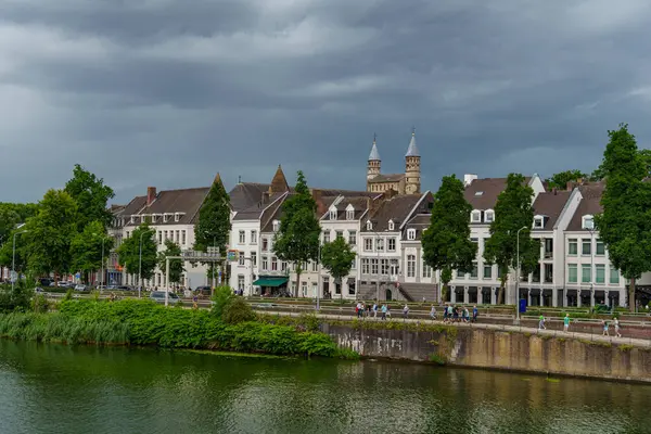 Maastricht şehri Hollanda 'daki Maas Nehri' nde.