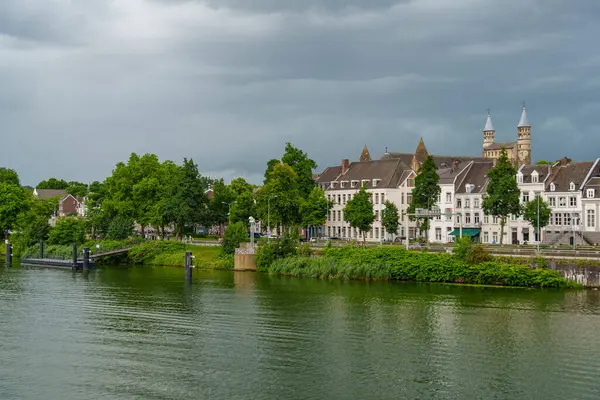 Maastricht şehri Hollanda 'daki Maas Nehri' nde.