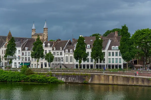 Maastricht şehri Hollanda 'daki Maas Nehri' nde.