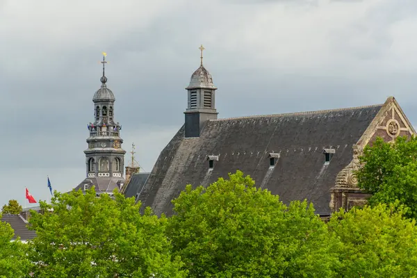 Maastricht şehri Hollanda 'daki Maas Nehri' nde.