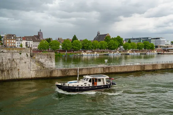 Maastricht şehri Hollanda 'daki Maas Nehri' nde.