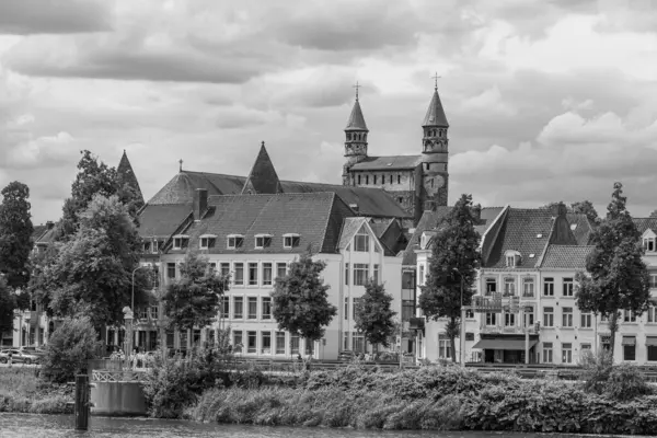 Maastricht şehri Hollanda 'daki Maas Nehri' nde.