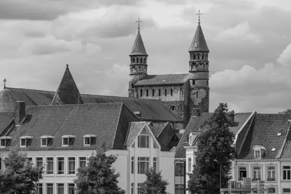 Maastricht şehri Hollanda 'daki Maas Nehri' nde.