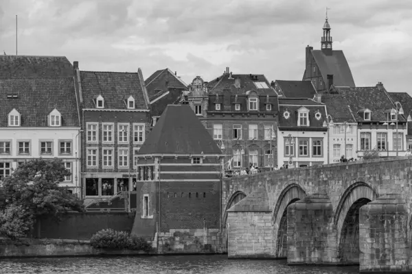 Maastricht şehri Hollanda 'daki Maas Nehri' nde.