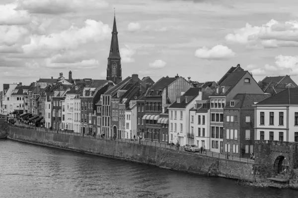 Maastricht şehri Hollanda 'daki Maas Nehri' nde.