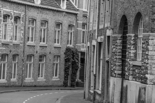 Maastricht şehri Hollanda 'daki Maas Nehri' nde.