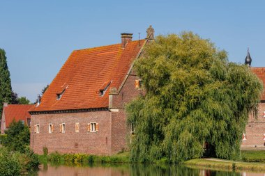 Westphalia 'daki Raesfeld köyünde yaz mevsimi