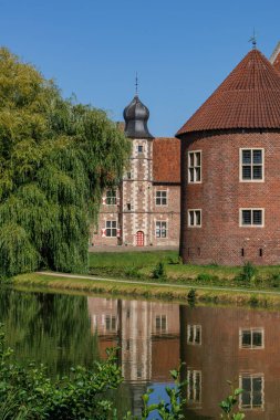 Westphalia 'daki Raesfeld köyünde yaz mevsimi