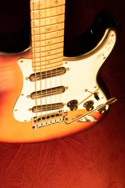 Vaduz, Lihtenştayn, 28 Eylül 2022 Stratocaster ABD standart elektro gitarının 1995 yapımı güneş patlamasıyla çekilmiş hali.