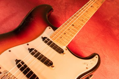 Vaduz, Lihtenştayn, 28 Eylül 2022 Stratocaster ABD standart elektro gitarının 1995 yapımı güneş patlamasıyla çekilmiş hali.