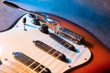 Vaduz, Lihtenştayn, 28 Eylül 2022 Stratocaster ABD standart elektro gitarının 1995 yapımı güneş patlamasıyla çekilmiş hali.