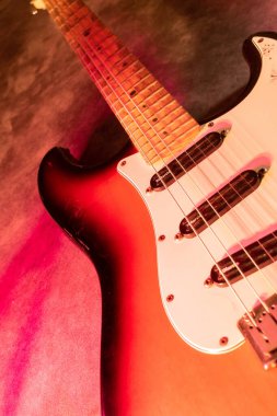 Vaduz, Lihtenştayn, 28 Eylül 2022 Stratocaster ABD standart elektro gitarının 1995 yapımı güneş patlamasıyla çekilmiş hali.