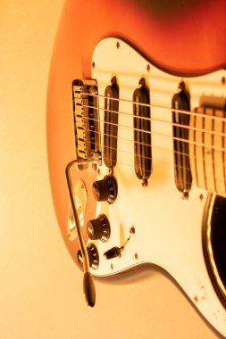 Vaduz, Lihtenştayn, 28 Eylül 2022 Stratocaster ABD standart elektro gitarının 1995 yapımı güneş patlamasıyla çekilmiş hali.