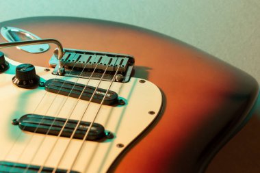 Vaduz, Lihtenştayn, 28 Eylül 2022 Stratocaster ABD standart elektro gitarının 1995 yapımı güneş patlamasıyla çekilmiş hali.