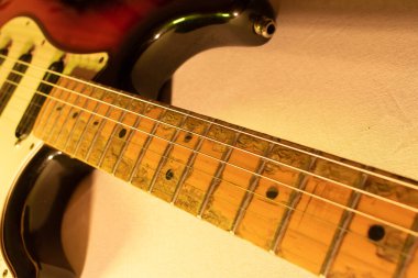 Vaduz, Lihtenştayn, 28 Eylül 2022 Stratocaster ABD standart elektro gitarının 1995 yapımı güneş patlamasıyla çekilmiş hali.