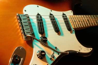 Vaduz, Lihtenştayn, 28 Eylül 2022 Stratocaster ABD standart elektro gitarının 1995 yapımı güneş patlamasıyla çekilmiş hali.