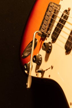 Vaduz, Lihtenştayn, 28 Eylül 2022 Stratocaster ABD standart elektro gitarının 1995 yapımı güneş patlamasıyla çekilmiş hali.