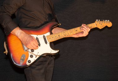 Vaduz, Lihtenştayn, 28 Eylül 2022 Müzisyen Fender Stratocaster ABD standart elektro gitarını çalıyor 1995 yılında güneş patlaması renginde