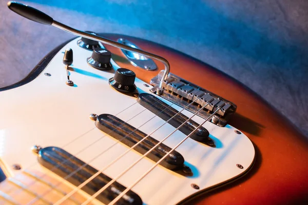 Vaduz, Lihtenştayn, 28 Eylül 2022 Stratocaster ABD standart elektro gitarının 1995 yapımı güneş patlamasıyla çekilmiş hali.