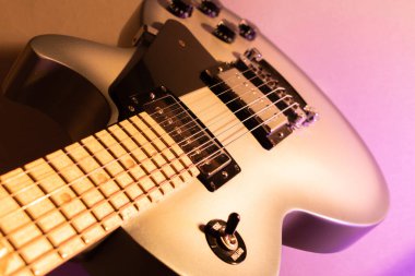 Vaduz, Lihtenştayn, 28 Eylül 2022 Elektro gitar Gibson Les Paul Studio Gri renkli akçaağaç yaprağı fretboard resmi