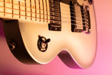 Vaduz, Lihtenştayn, 28 Eylül 2022 Elektro gitar Gibson Les Paul Studio Gri renkli akçaağaç yaprağı fretboard resmi