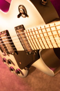 Vaduz, Lihtenştayn, 28 Eylül 2022 Elektro gitar Gibson Les Paul Studio Gri renkli akçaağaç yaprağı fretboard resmi