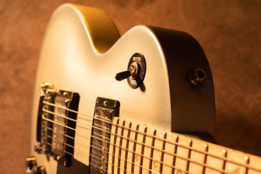 Vaduz, Lihtenştayn, 28 Eylül 2022 Elektro gitar Gibson Les Paul Studio Gri renkli akçaağaç yaprağı fretboard resmi