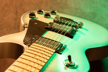 Vaduz, Lihtenştayn, 28 Eylül 2022 Elektro gitar Gibson Les Paul Studio Gri renkli akçaağaç yaprağı fretboard resmi