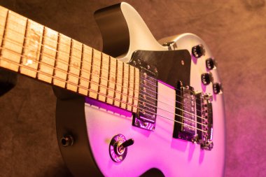 Vaduz, Lihtenştayn, 28 Eylül 2022 Elektro gitar Gibson Les Paul Studio Gri renkli akçaağaç yaprağı fretboard resmi