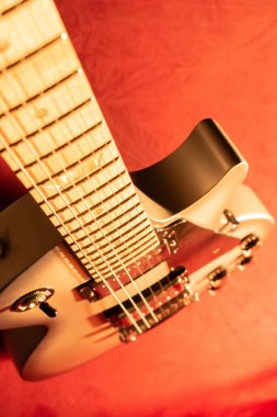 Vaduz, Lihtenştayn, 28 Eylül 2022 Elektro gitar Gibson Les Paul Studio Gri renkli akçaağaç yaprağı fretboard resmi