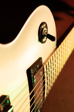 Vaduz, Lihtenştayn, 28 Eylül 2022 Elektro gitar Gibson Les Paul Studio Gri renkli akçaağaç yaprağı fretboard resmi