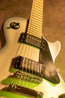 Vaduz, Lihtenştayn, 28 Eylül 2022 Elektro gitar Gibson Les Paul Studio Gri renkli akçaağaç yaprağı fretboard resmi