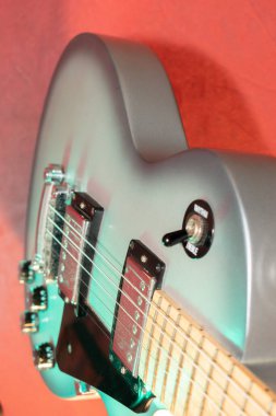 Vaduz, Lihtenştayn, 28 Eylül 2022 Elektro gitar Gibson Les Paul Studio Gri renkli akçaağaç yaprağı fretboard resmi