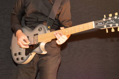 Vaduz, Liechtenstein, 28 Eylül 2022 'de Gibson Les Paul Studio elektro gitarıyla akçaağaç yaprağı fretboard ile şarkı söyleyecek.