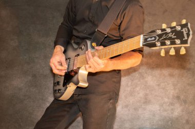 Vaduz, Liechtenstein, 28 Eylül 2022 'de Gibson Les Paul Studio elektro gitarıyla akçaağaç yaprağı fretboard ile şarkı söyleyecek.