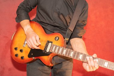 Vaduz, Lihtenştayn, 28 Eylül 2022 'de Gibson Les Paul Amerikan standart elektro gitarıyla sahne alacak.
