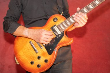 Vaduz, Lihtenştayn, 28 Eylül 2022 'de Gibson Les Paul Amerikan standart elektro gitarıyla sahne alacak.