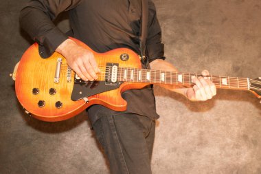 Vaduz, Lihtenştayn, 28 Eylül 2022 'de Gibson Les Paul Amerikan standart elektro gitarıyla sahne alacak.